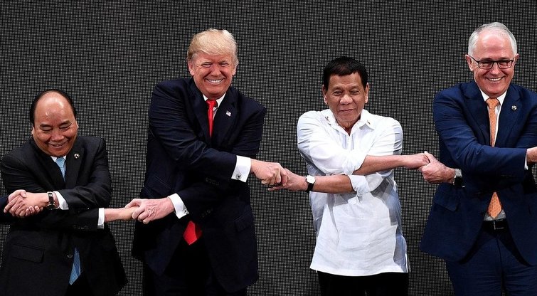 Maniloje pasaulio lyderių pozavimą bendrai nuotraukai sutrikdė Trumpo riktas (nuotr. SCANPIX)