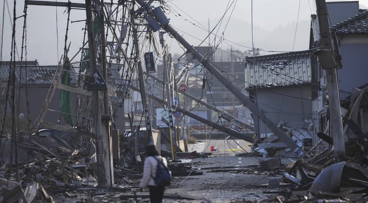 Japonijoje žemės drebėjimo aukų skaičius išaugo iki 126 (nuotr. SCANPIX)