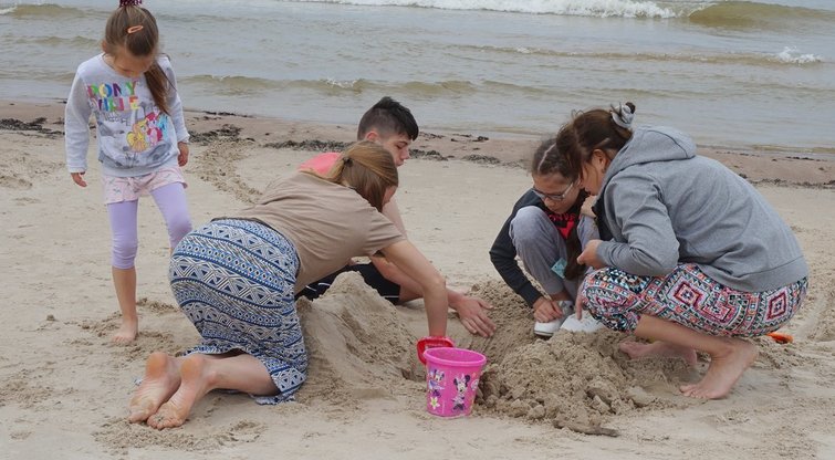 Lietuvos neįgaliųjų draugijos kasmet rengiamoje stovykloje kai kurie vaikai pirmą kartą pamato jūrą.  LND archyvo nuotr.  