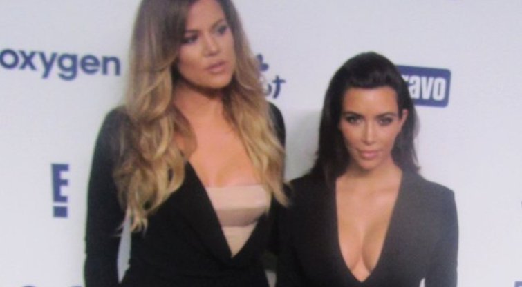 Kim, Khloe Kardashian (nuotr. Vida Press)