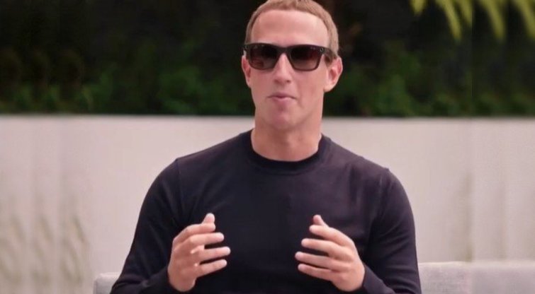 šmaniuosius akinius pristato „Facebook“ įkūrėjas Markas Zuckerbergas (nuotr. stop kadras)