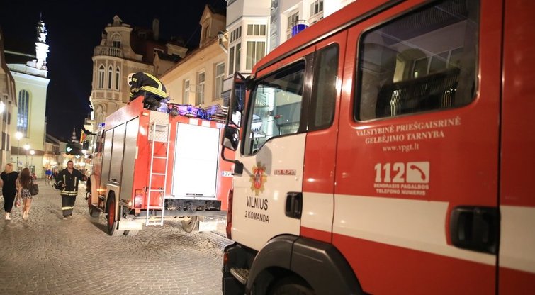 Po pranešimo apie gaisrą prabangiame viešbutyje Vilniuje, evakuoti žmonės nuotr. Broniaus Jablonsko