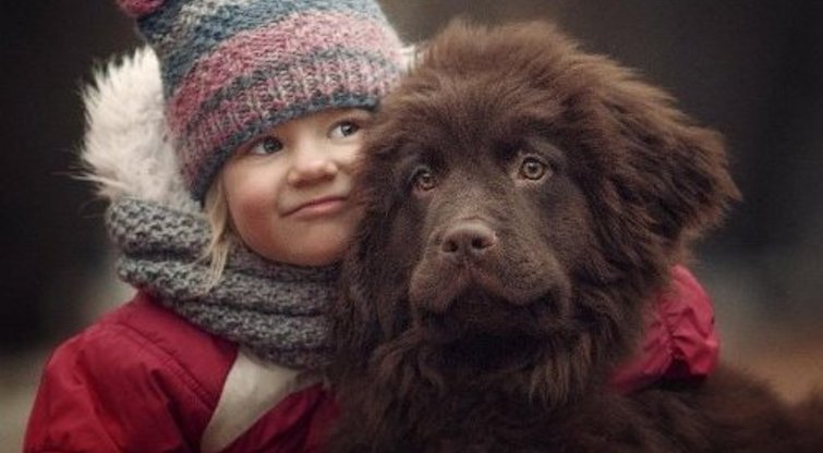 Mergaitė su šuniu (nuotr. Instagram)