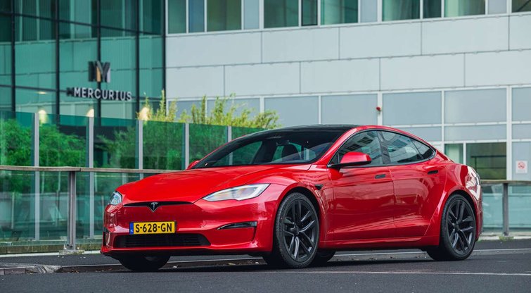 Pamatykite ir įsitikinkite: pritrenkianti „Tesla Model S Plaid“ akceleracija