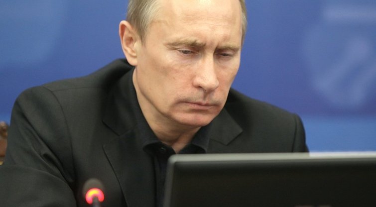 V. Putinas žiūri į kompiuterio ekraną (nuotr. SCANPIX)