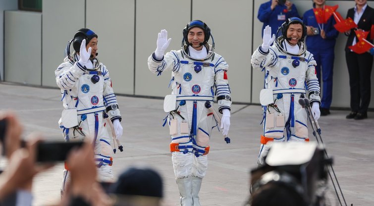 Trys kinų astronautai pakilo į Kinijos kosminę stotį „Tiangong“ (nuotr. SCANPIX)