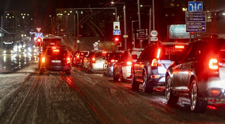 Eismo sąlygas šalies keliuose sunkina plikledis  BNS Foto