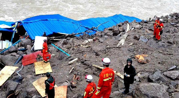 Kinijoje po žemės nuošliauža yra dingę 34 darbininkai (nuotr. SCANPIX)