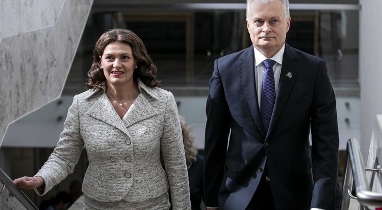 Į Seimo rūmus prezidentas G. Nausėda atvyko su savo žmona D. Nausėdiene (nuotr. Fotodiena.lt/Pauliaus Peleckio)