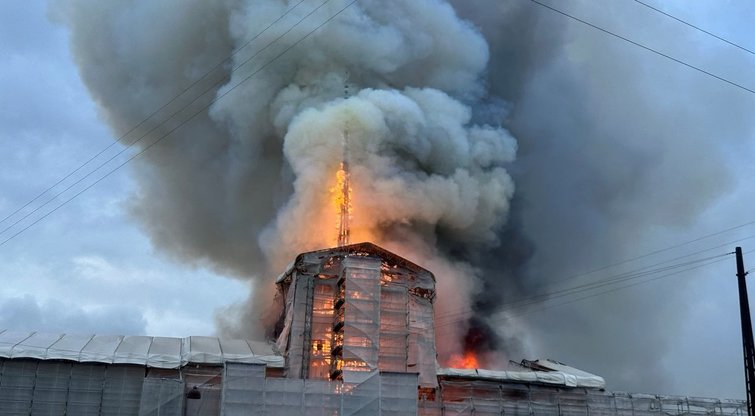 Didelis gaisras sunaikino senosios Kopenhagos akcijų biržos špilį (nuotr. SCANPIX)