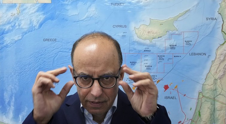 ExxonMobil Cyprus vadovas Varnavas Theodossiou prie Viduržemio jūros žemėlapio (nuotr. SCANPIX)