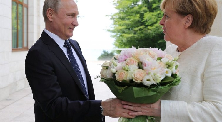 Rusijos ir Vokietijos lyderių susitikimas Sočyje (nuotr. SCANPIX)