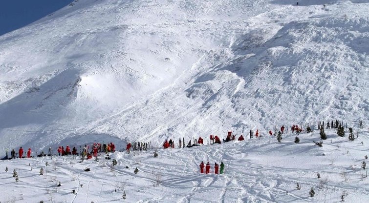 Sniego lavina Himalajų kalnuose pražudė 19 žmonių (nuotr. Twitter)