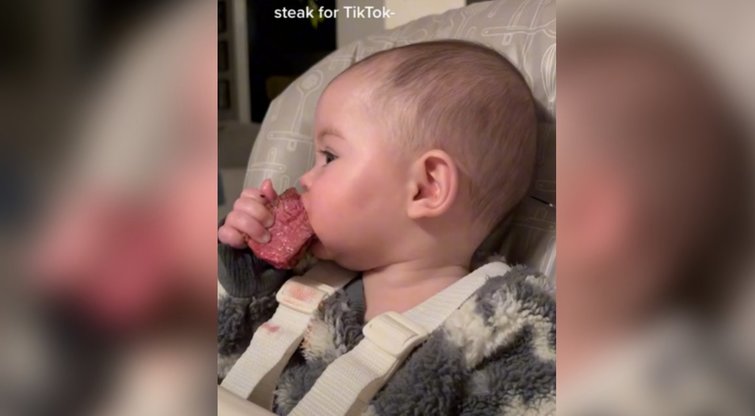 Katie Harley šešių mėnesiu dukra valgo keptą steiką (nuotr. iš vaizdo įrašo)