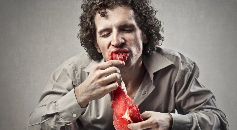 Žmogus valgantis mėsą (nuotr. Fotolia.com)