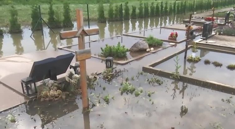 Po liūčių apsemtos Kauno Vainatrakio kapinės (nuotr. TV3)