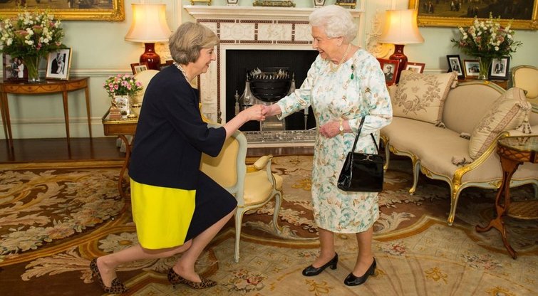 Theresa May ir karalienė Elžbieta II (nuotr. stop kadras)
