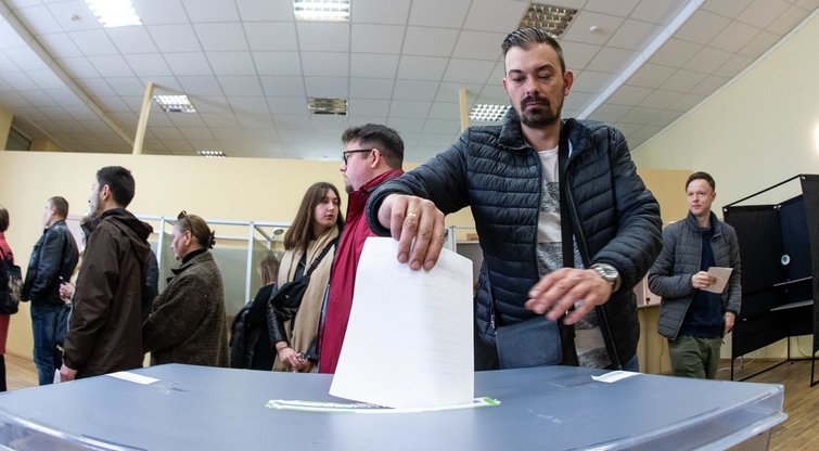 Lietuviai balsuoja rinkimuose (nuotr. Fotodiena/Justino Auškelio)