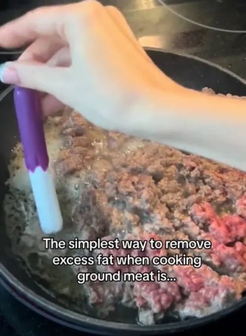 Viktorija kepdama mėsą įmeta tamponą: paaiškino, kodėl ji taip daro (nuotr. stop kadras)
