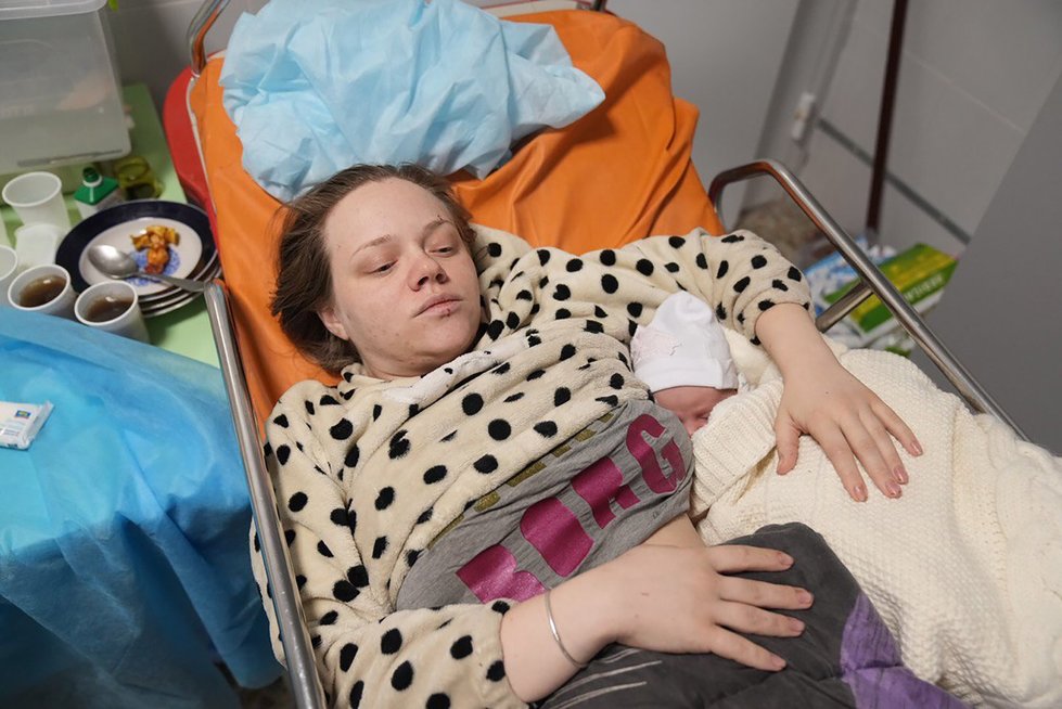 Mariupolio gimdymo namų bombardavimą išgyvenusi moteris susilaukė vaikelio (nuotr. SCANPIX)