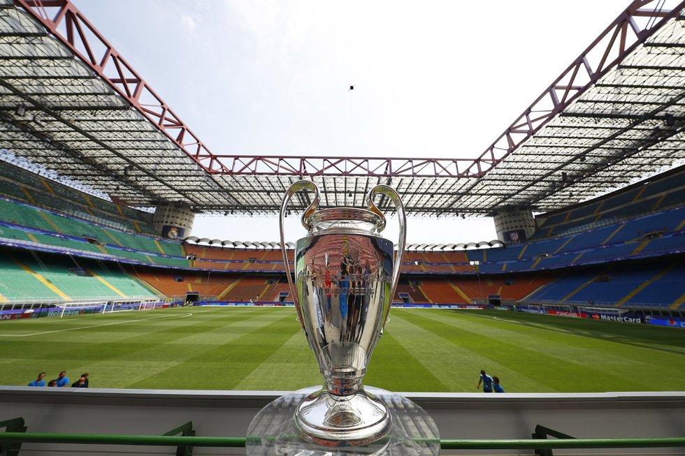 UEFA Čempionų lygos taurė Milano 'San Siro' stadione