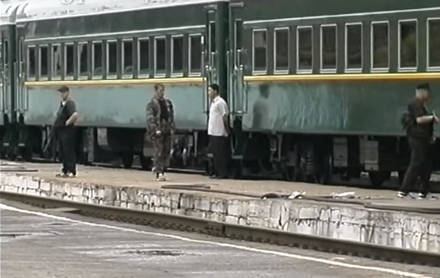 Šiaurės Korėjos traukinys „Nr.1“: priešakyje bėgantys žvalgai ir omarai pietums (nuotr. YouTube)