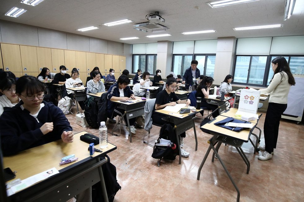 Pietų Korėjos moksleiviai laikė svarbų egzaminą, buvo sustabdyti skrydžiai (nuotr. SCANPIX)