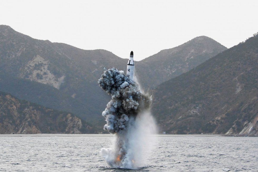 Šiaurės Korėjos atsakas: paleido balistinę raketą (nuotr. SCANPIX)