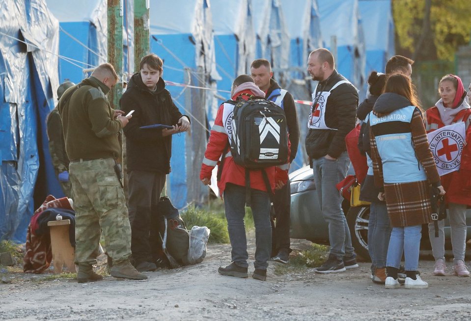 Evakuojami žmonės iš iš plieno gamyklos „Azovstal“ Mariupolyje (nuotr. SCANPIX)