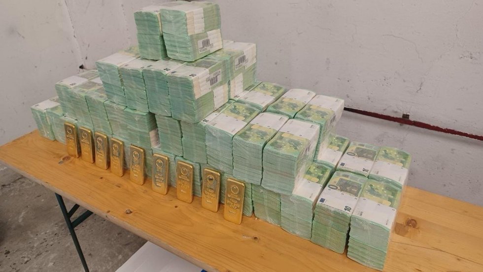 Vengrija parodė, kaip atrodo iš Ukrainos atimti pinigai (nuotr. Telegram) Vengrija parodė, kaip atrodo iš Ukrainos atimti pinigai (nuotr. Telegram)