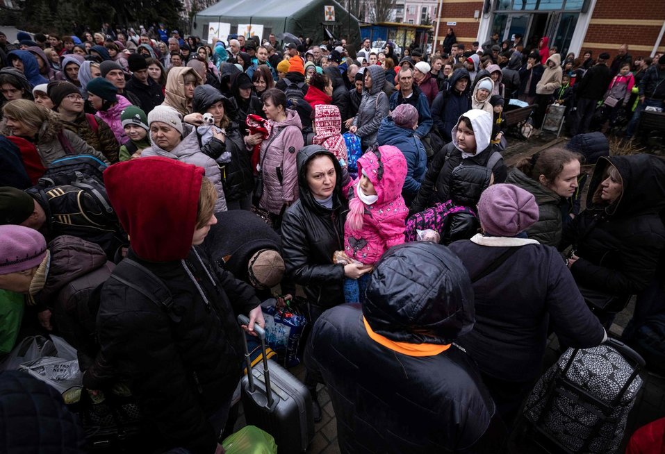 Šeimos bando ištrūkti iš rytinio Kramatorsko miesto Donbaso regione (nuotr. SCANPIX)