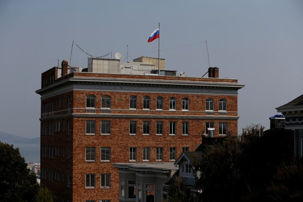  Ten, kur virš rusų konsulato pasirodo dūmai, ten atsiranda konspiracijos teorijų (nuotr. SCANPIX)