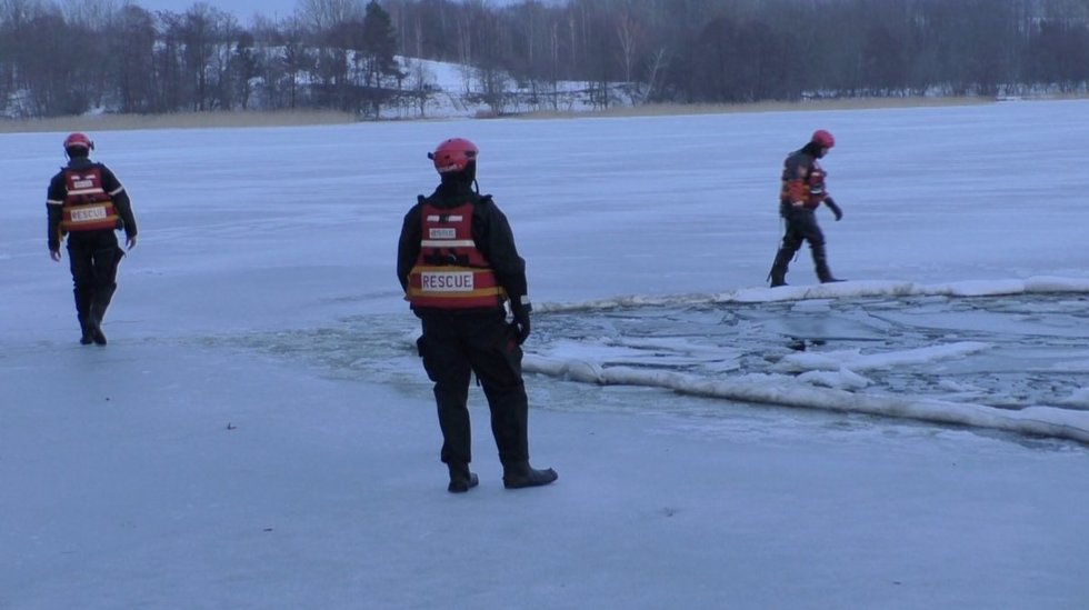 Ant pirmojo ledo – lydekos ir ešeriai: žvejų azartas stipresnis už riziką