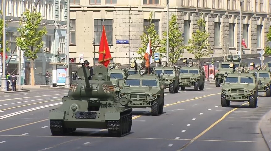 Karinio parado Maskvoje metu „pražygiavo“ vos vienas tankas – senolis T-34 (nuotr. Telegram)