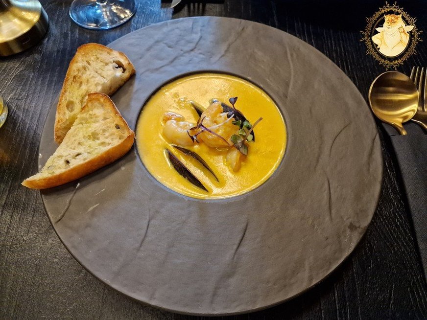 Omarų sriuba, papildyta tigrinėmis krevetėmis – 6,00€ (nuotr. Riebaus katino)