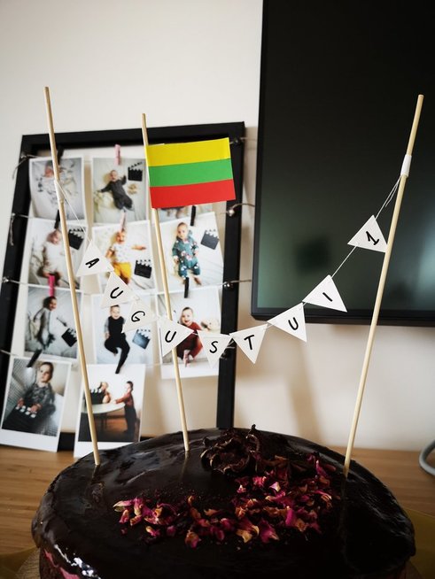 Augusto gimtadienio tortą puošia trispalvė