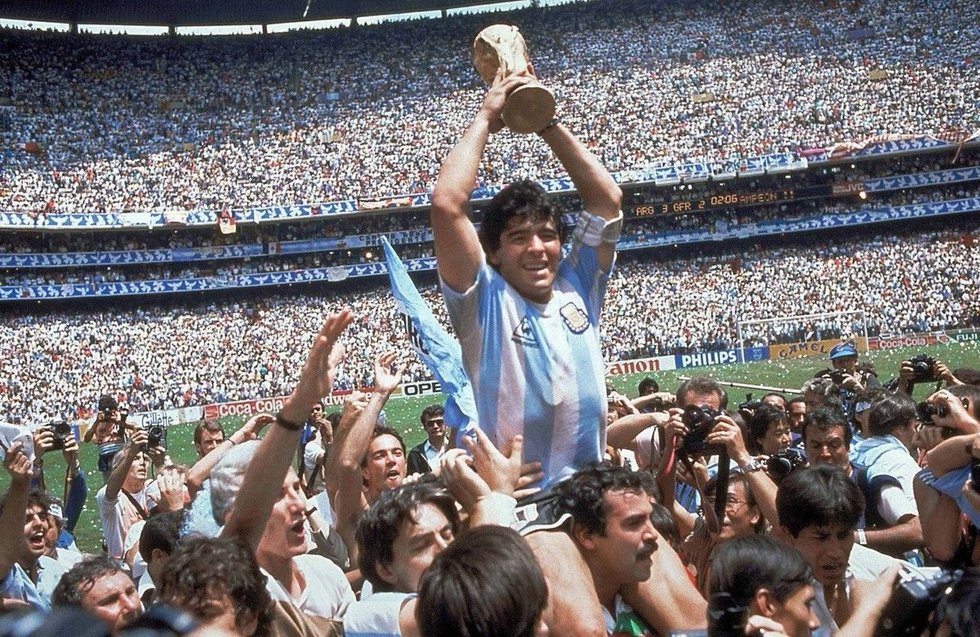 Diego Maradona džiaugiasi 1986 metų pasaulio futbolo čempionato taure (nuotr. SCANPIX)