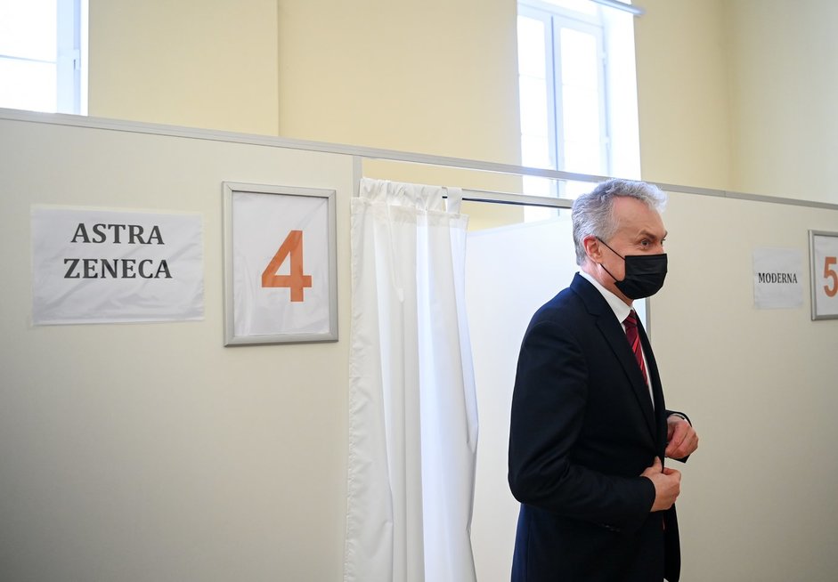 Prezidentas paskiepytas „AstraZeneca“ vakcina (nuotr. Prezidentūros kanceliarija/Roberto Dačkaus)