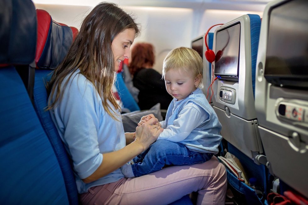 Vaikas su mama lėktuve