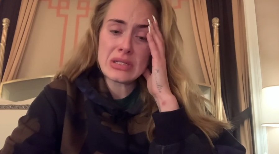 Dramatiškai atšaukiami Adele koncertai: atlikėja nesulaikė ašarų