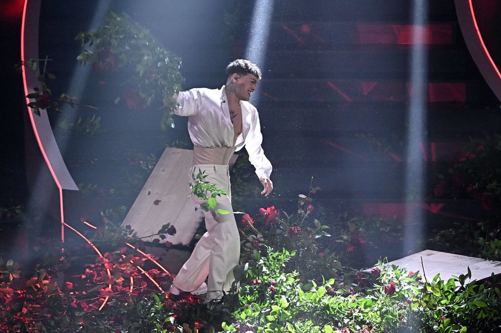 “Eurovizijoje“ dalyvavęs italas scenoje sukėlė chaosą: daužė dekoracijas, nebaigė pasirodymo ir buvo nušvilptas (nuotr. SCANPIX)