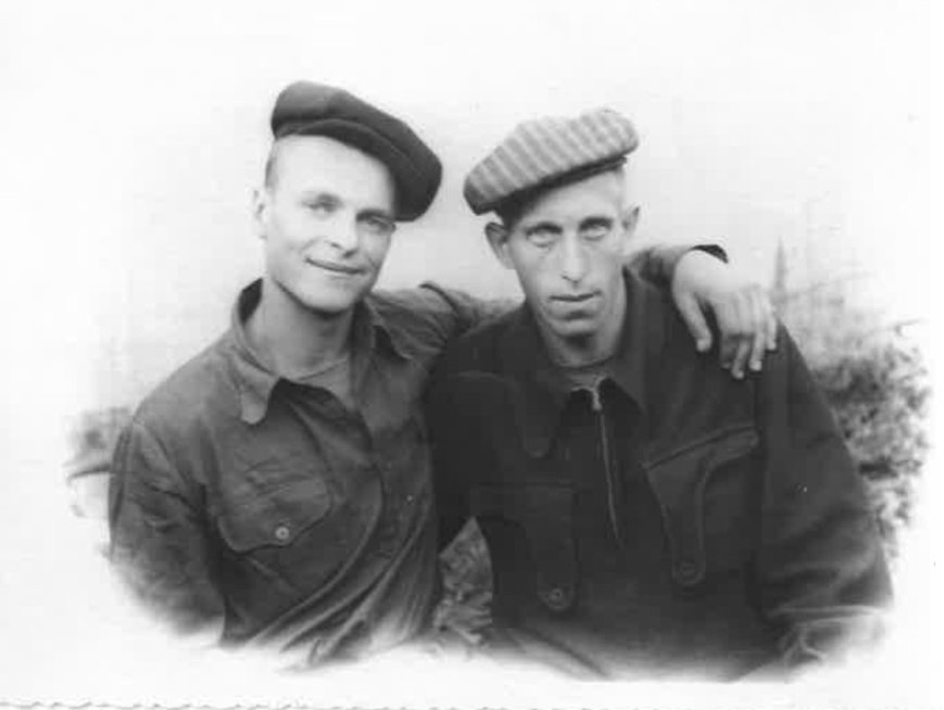 Aloyzas Sakalas su lagerio draugu Vaclovu Paksu