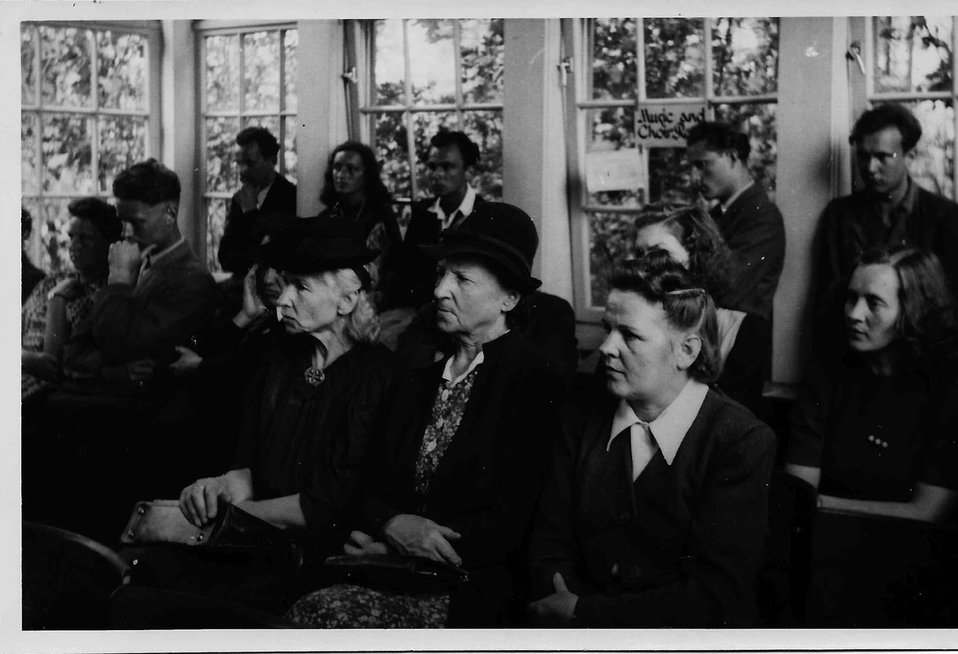 Bronislava Biržiškienė (viduryje), Pinebergas, 1947 (nuotr. asm. archyvo)  
