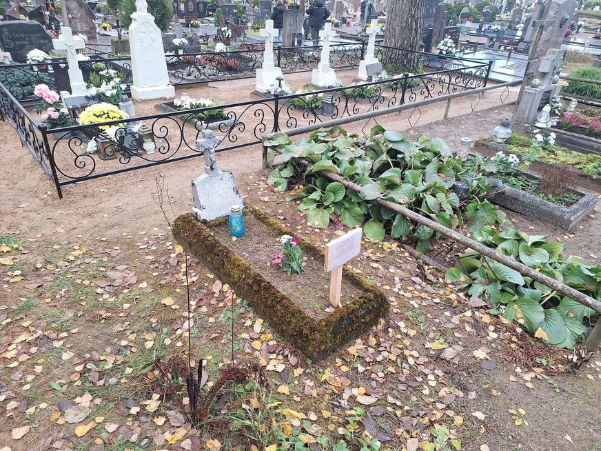 Lentelės Anykščių kapinėse (nuotr. facebook.com) Lentelės Anykščių kapinėse (nuotr. facebook.com)