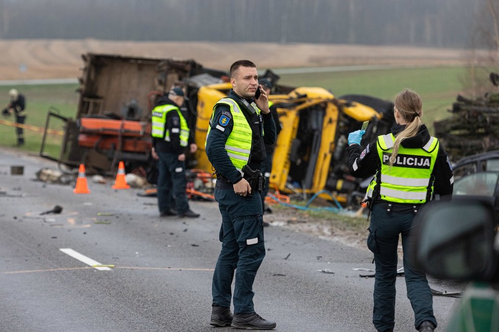 Vilniaus rajone – kraupi sunkvežimio ir automobilio kaktomuša: žuvo keturi suaugusieji, išgelbėtas vaikas