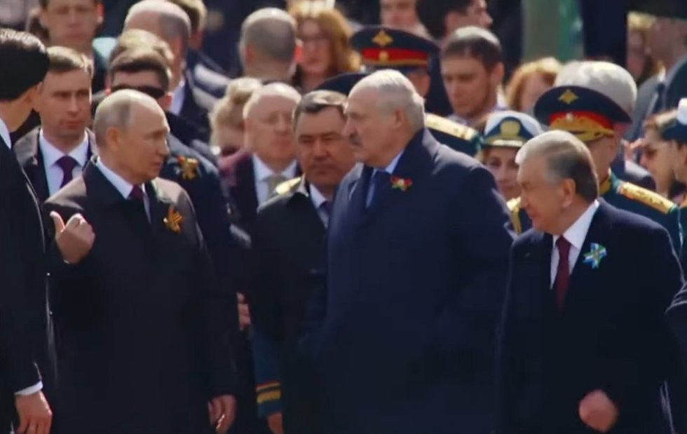 A. Lukašenka klausia V. Putino, kas jį galėtų pavežti iki memorialo (nuotr. Telegram)