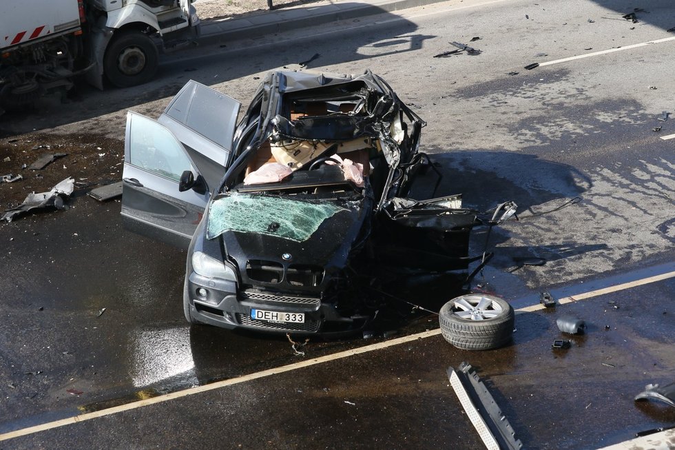 Avarija Vilniaus vakariniame aplinkkelyje, BMW vairuotojas žuvo (nuotr. Broniaus Jablonsko)