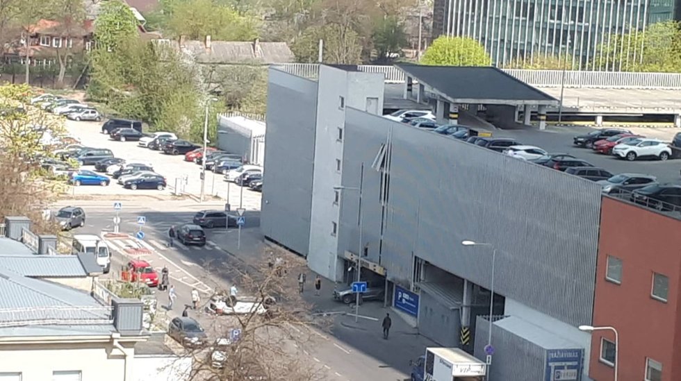 Vilniuje iš 3 aukšto iškrito automobilis: eismas paralyžiuotas (nuotr. facebook.com)
