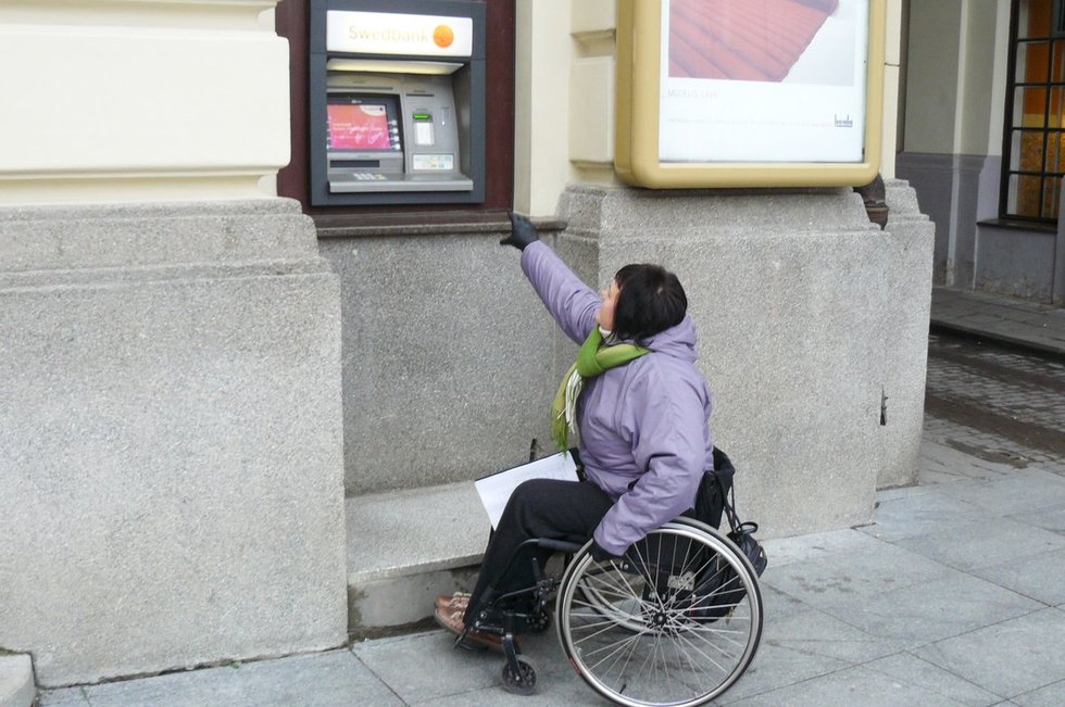 Bankomatai taip pat dažniausiai neprieinami žmonėms neįgaliųjų vežimėliuose ir mažaūgiams.  (Lietuvos žmonių su negalia sąjungos archyvo nuotr.)  