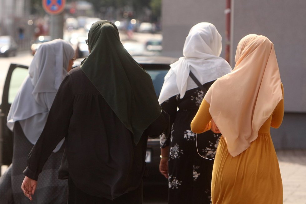 Teismui įtarimų sukėlė musulmono imigranto nenoras spausti rankas moterims